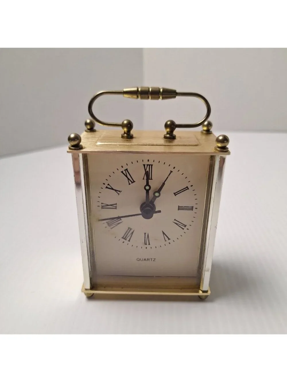 VINTAGE GOLD TONE METAL ANALOG QUARTZ CARRIAGE DESK CLOCK ROMAN NUMERALS WORKS